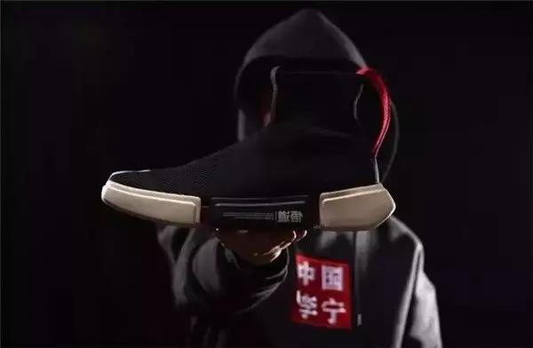 那个卖运动装的李宁决定靠时尚突围，设计看起来居然还不错