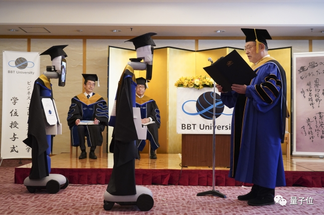 花式云毕业：《我的世界》建大学，日本机器人替身领证