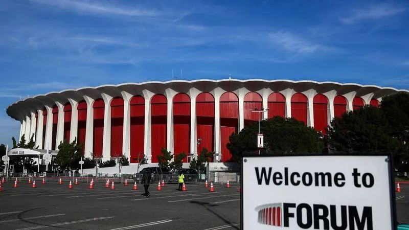 4亿美元买下论坛球馆，这是鲍尔默摆脱“湖人阴影”的第一步