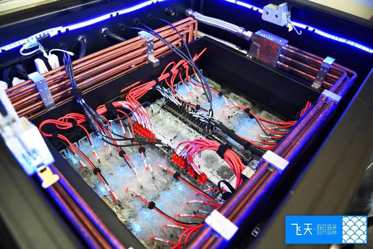 把服务器泡在液体里散热？阿里云推出黑科技：浸没式液冷数据中心 | 潮科技