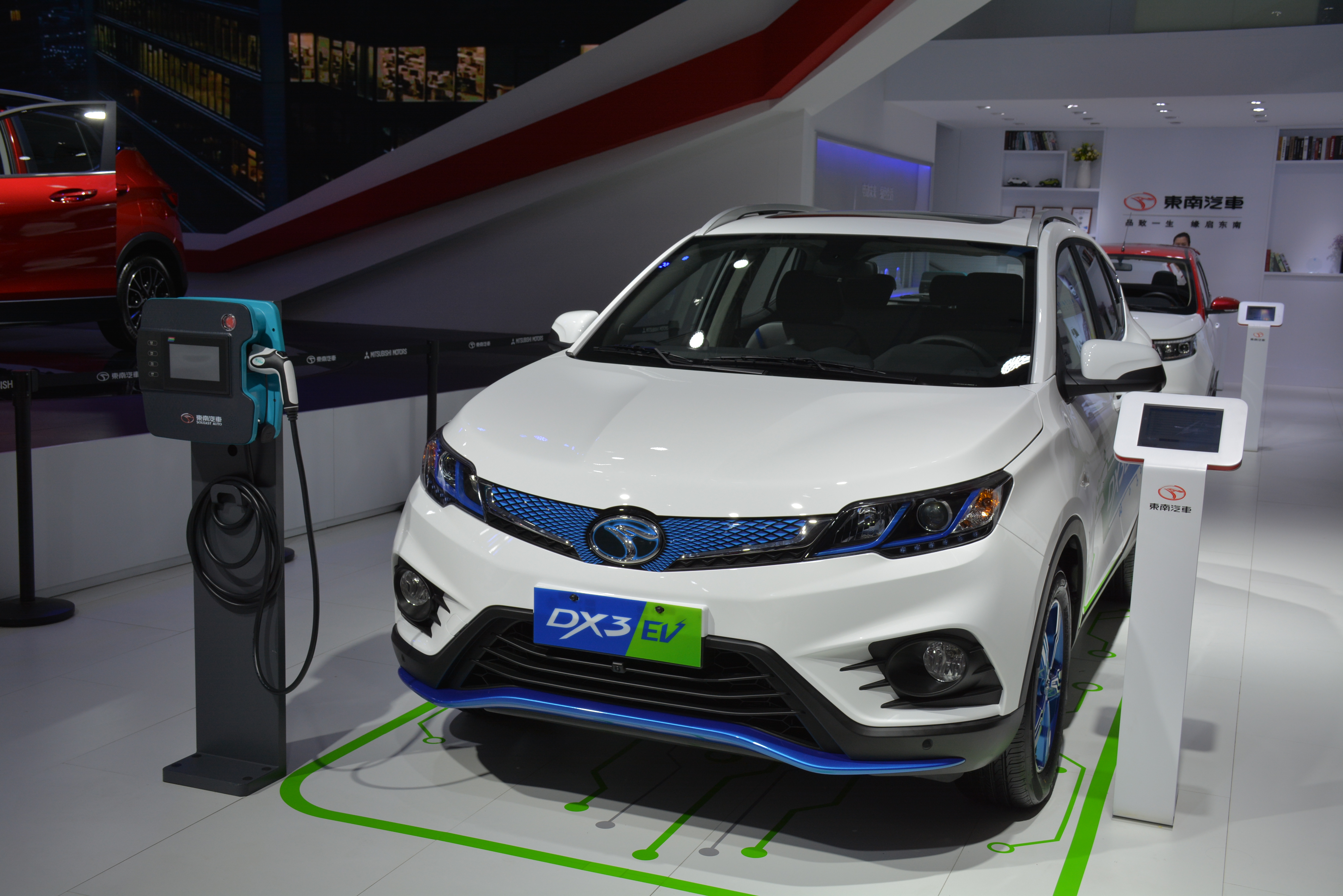 东南汽车展区中展示的dearcc与dx3 ev两款车型均为纯电动车型,其中