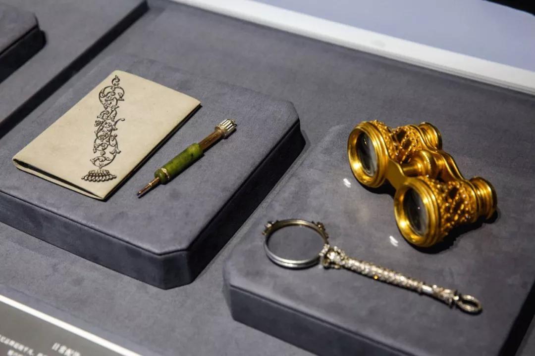 王菲戴的那个1500元回形针不算夸张，蒂芙尼180多年前就在卖镶钻金铅笔了