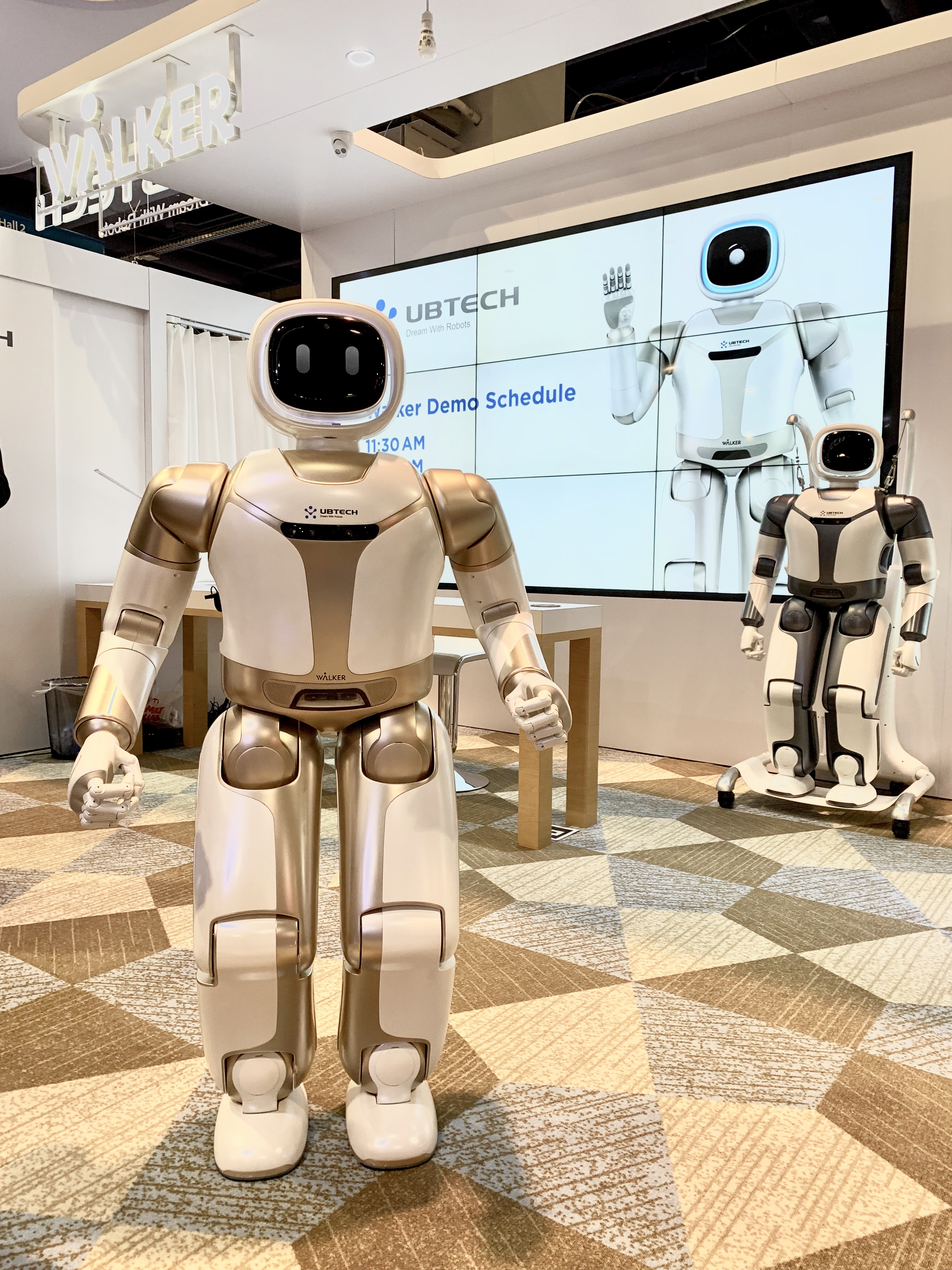 优必选大型仿人服务机器人walker新一代亮相ces展示机器人走进家庭