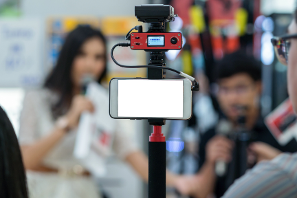 最前线 | 疫情持续冲击线下商家，抖音快手鼓励它们上线卖货