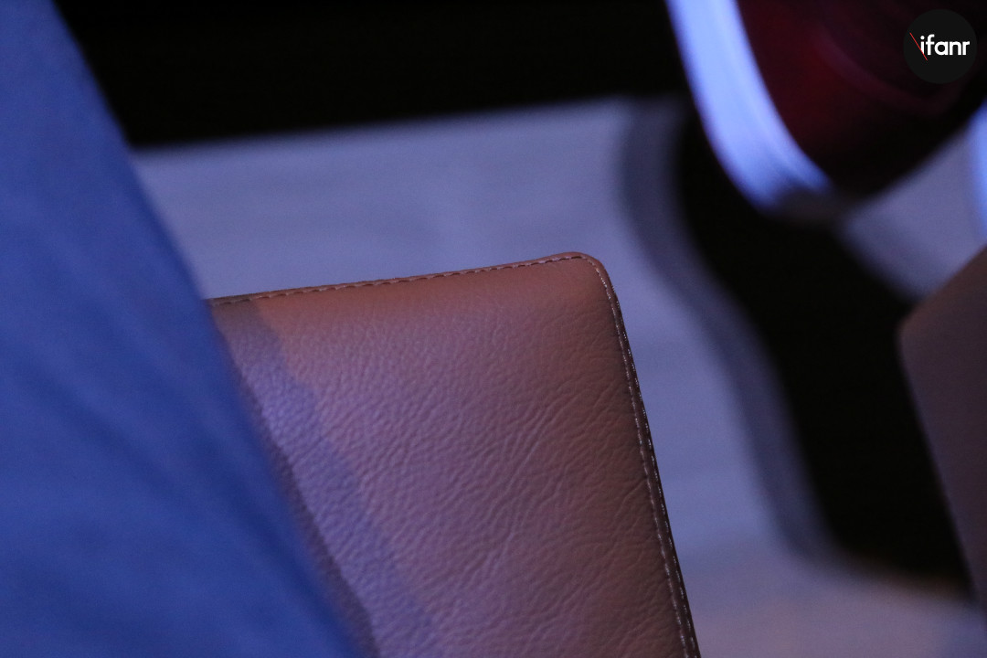 你嫌 iPhone X 贵，然而它却比 Apple Park 里的这张椅子便宜