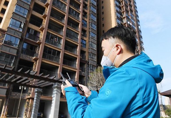 无人机新用途：配备热成像传感器后可为居民测体温
