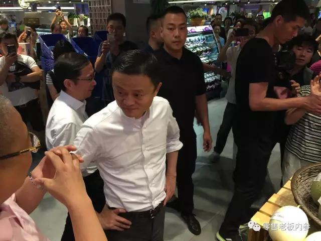 图说 | 马云率阿里高管巡店盒马鲜生“验收”新零售，现场品尝龙虾帝王蟹