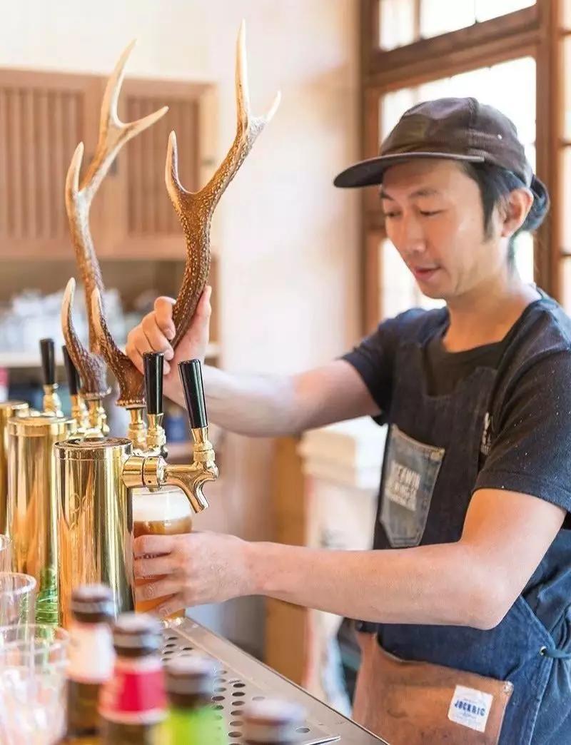 日本隐世山林中，竟藏着一间用废料筑起的精酿啤酒屋