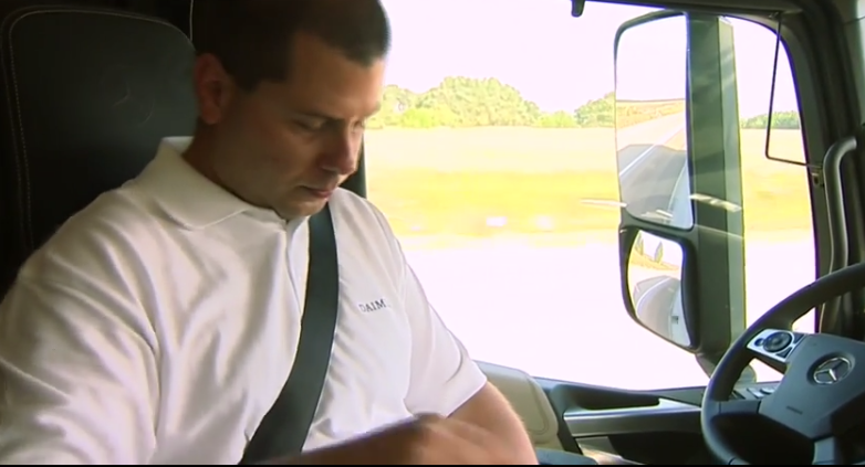 奔驰展示无人驾驶卡车，未来开卡车打电话可能就不扣分不罚款了