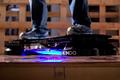 和Hoverboard比起来，你会发现柯南的滑板简直弱爆了