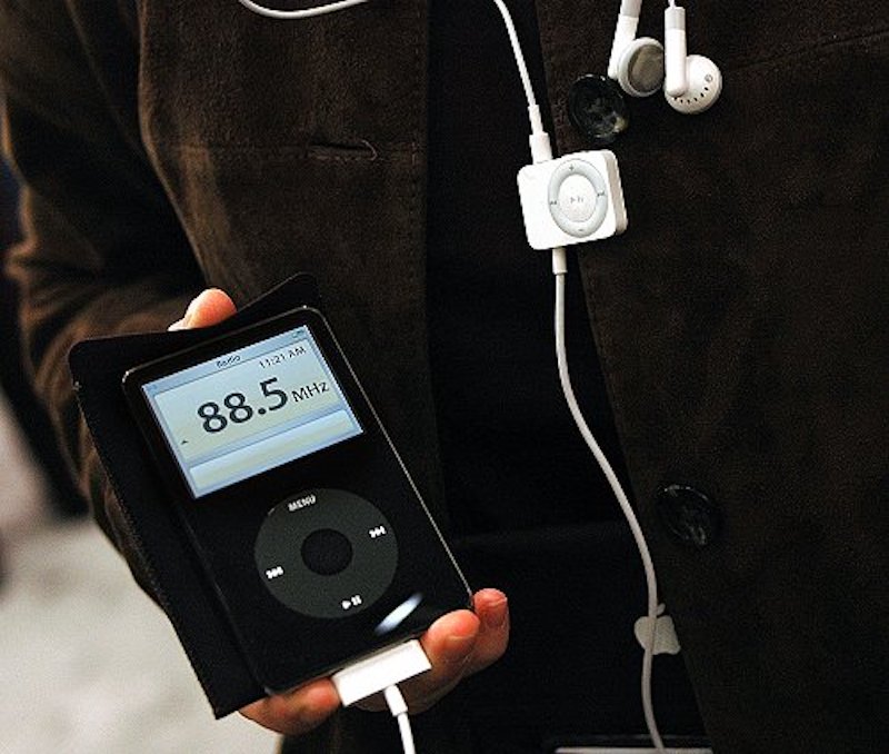 嫌iPhone保护壳太贵，不如看看15年前苹果是怎么给iPod做配件的