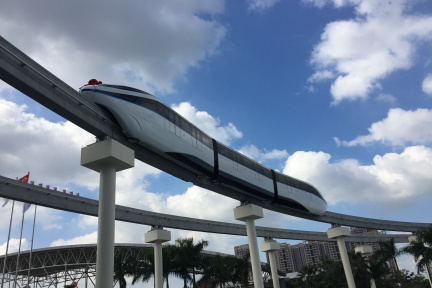 比亚迪推出中小运量单轨“云轨”，王传福要造一种比地铁、轻轨更省道路资源的轨道交通