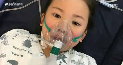韩国一位母亲通过VR与去世女儿“重逢”