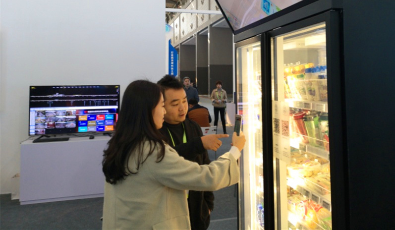 未来鲜森新零售AI货柜用无线射频识别技术使商品在线化