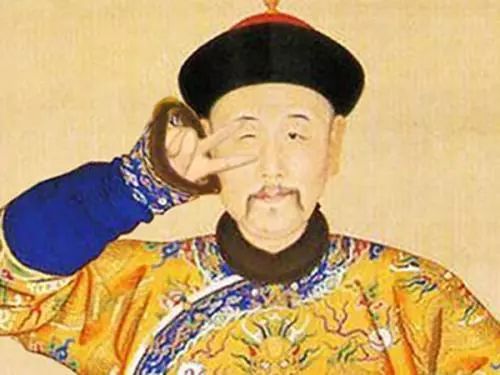 很多笑料除了使用"抖包袱"的手法,还会用到"制造反差"的方法,把两种很