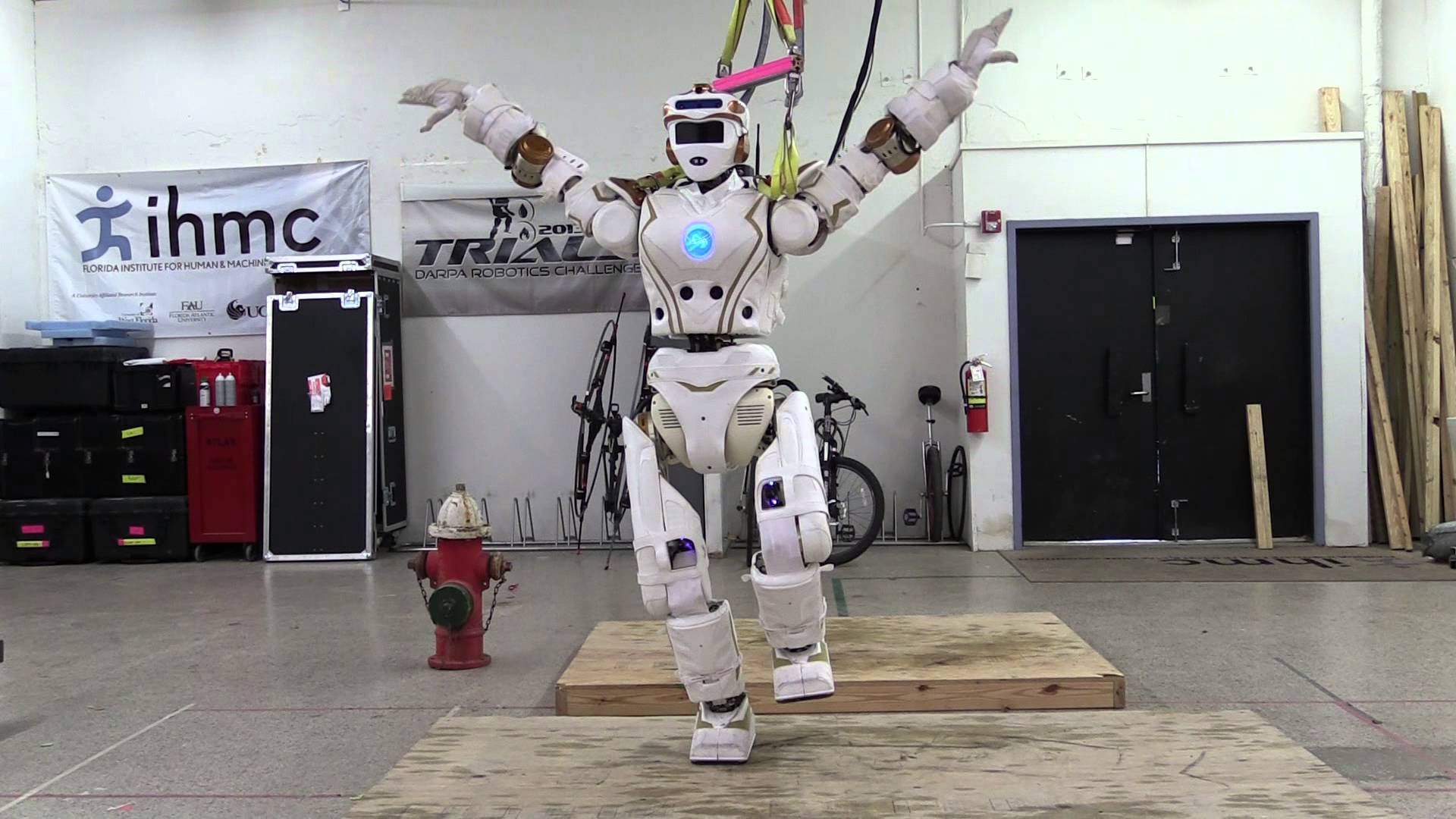 为征服火星做准备，NASA训练仿人机器人在危险地带行走 | 潮科技