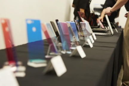 帮乔布斯造出 iPhone 的大猩猩玻璃，正准备解决折叠手机的新问题