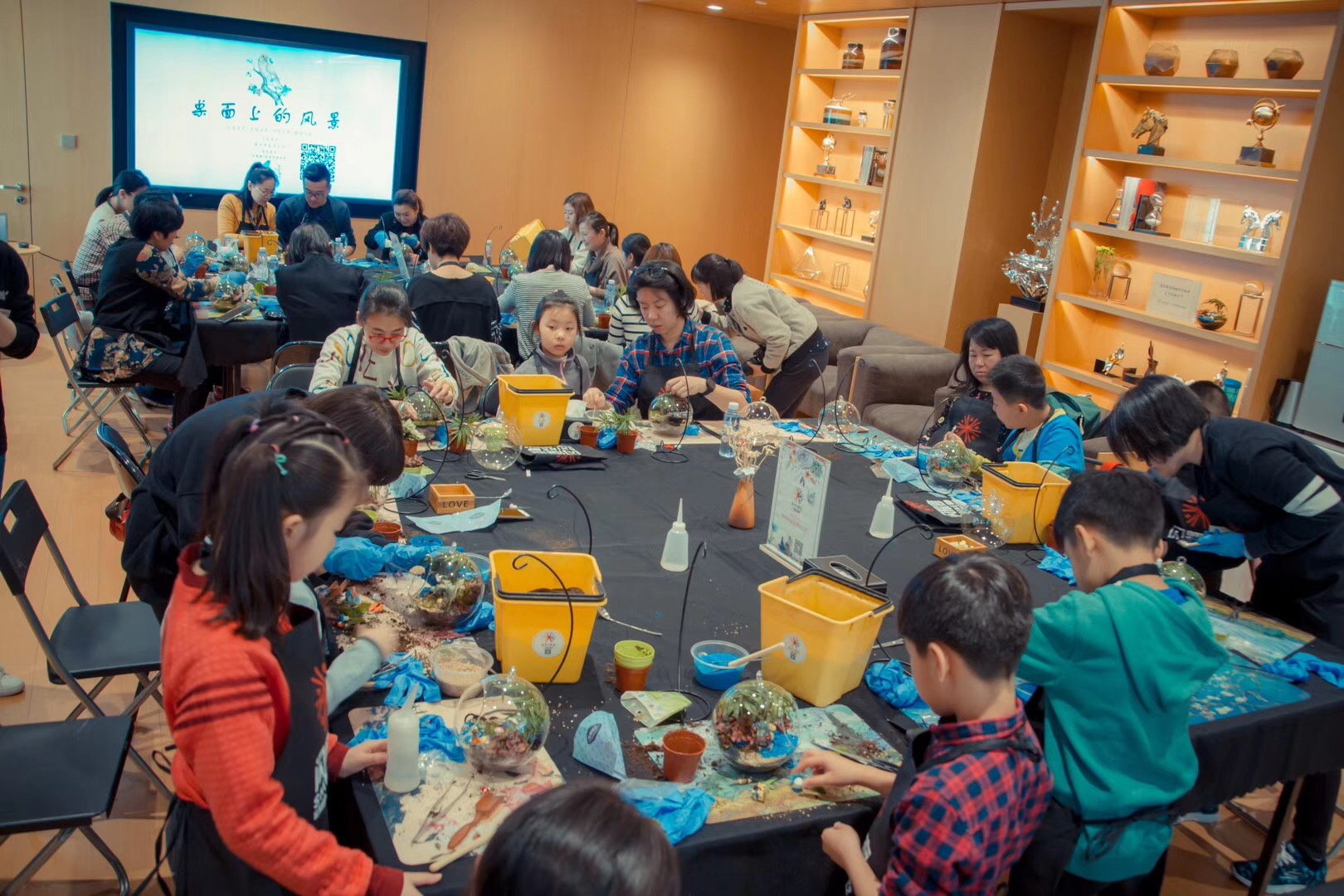 为企业提供艺术活动及服务，「闪耀廊」想让人们足不出户玩遍全球手工艺