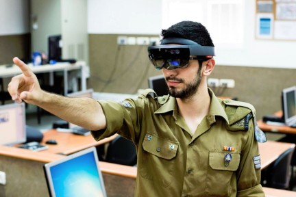 将 AR 技术应用到军事领域，以色列军方引进微软的 HoloLens 技术
