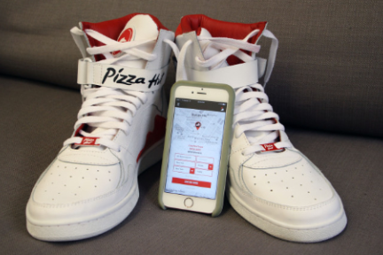 去年“跨界造鞋”的必胜客又来了，今年他们给鞋加多了一个新功能