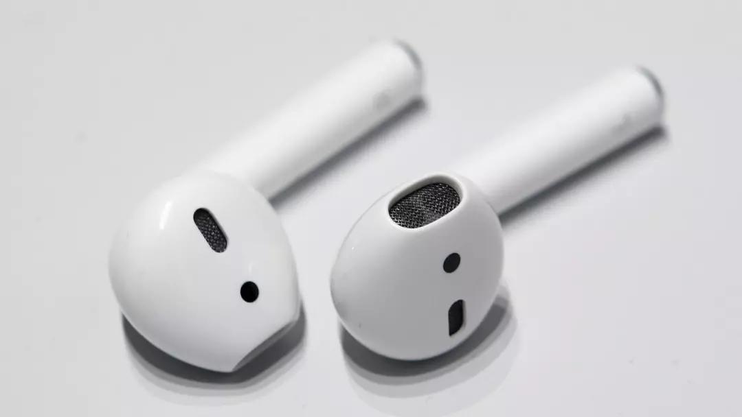 新款 AirPods，可能走上 Apple Watch 的路子