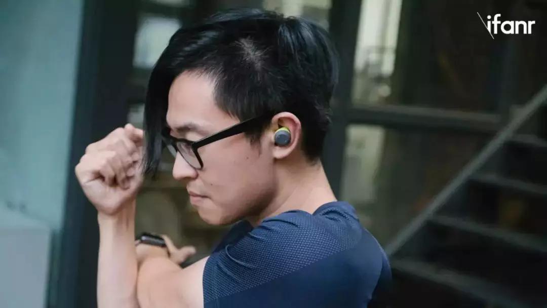 新款 AirPods，可能走上 Apple Watch 的路子