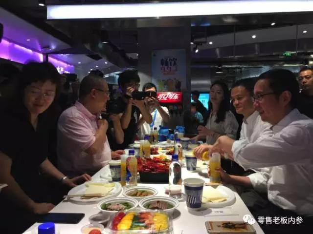 图说 | 马云率阿里高管巡店盒马鲜生“验收”新零售，现场品尝龙虾帝王蟹