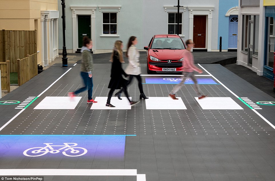 可以与行人互动、让司机停车，这条智能人行道是来给低头族续命的