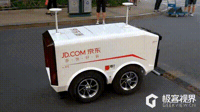 18 日上午九点,京东配送机器人从中国人民大学出发,将货物送达到几百
