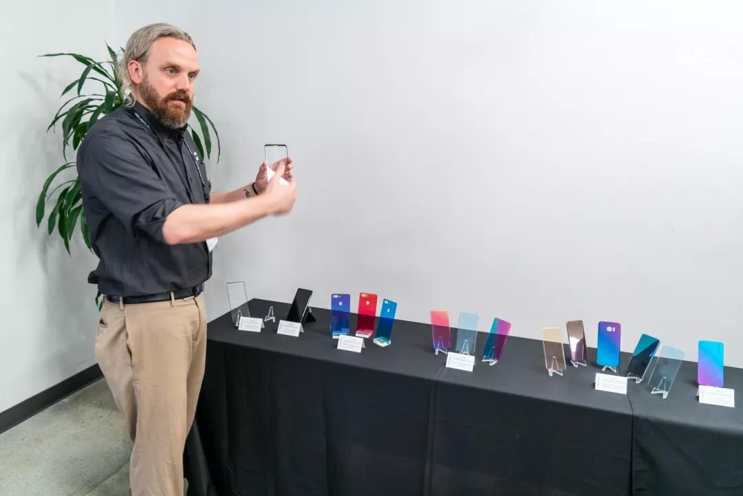 帮乔布斯造出 iPhone 的大猩猩玻璃，正准备解决折叠手机的新问题
