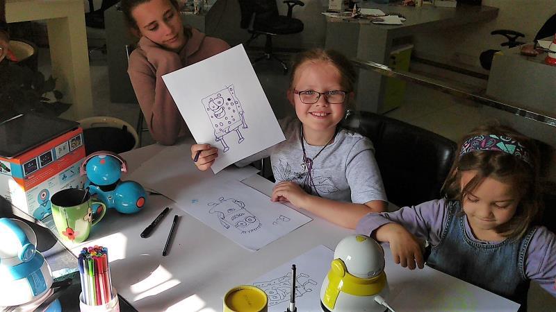 开发示教机器人和配套内容，「 盖范教育」想让每个孩子都成为绘画达人