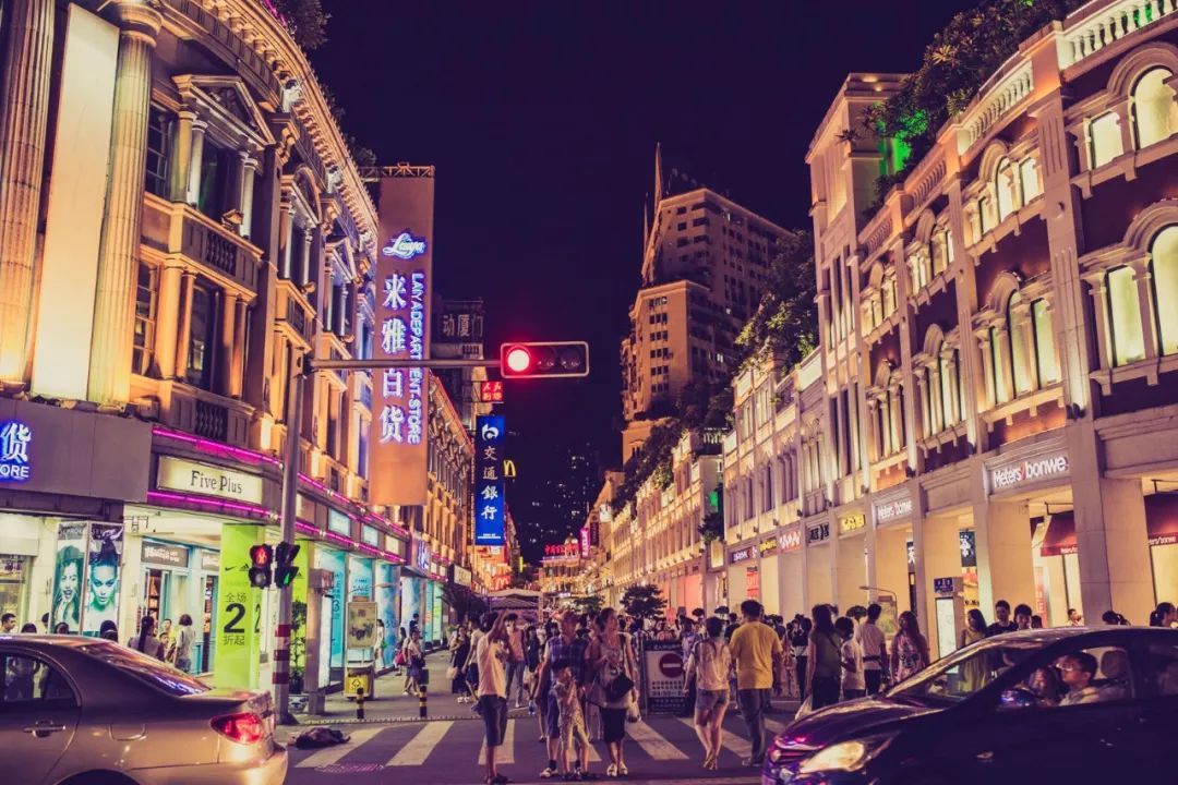 中山路是厦门最有名的一条步行街,每天自由行的,参团的,休闲逛街的