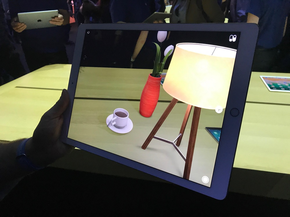 明年的苹果眼镜会是什么样？重在头戴显示而非 ARKit