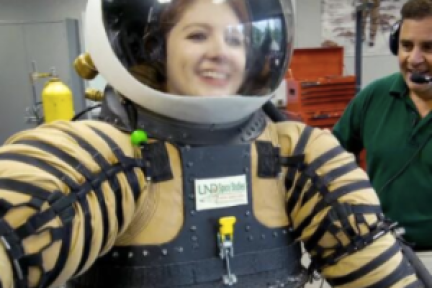 登陆火星时，这套航天服可以为航天员保驾护航