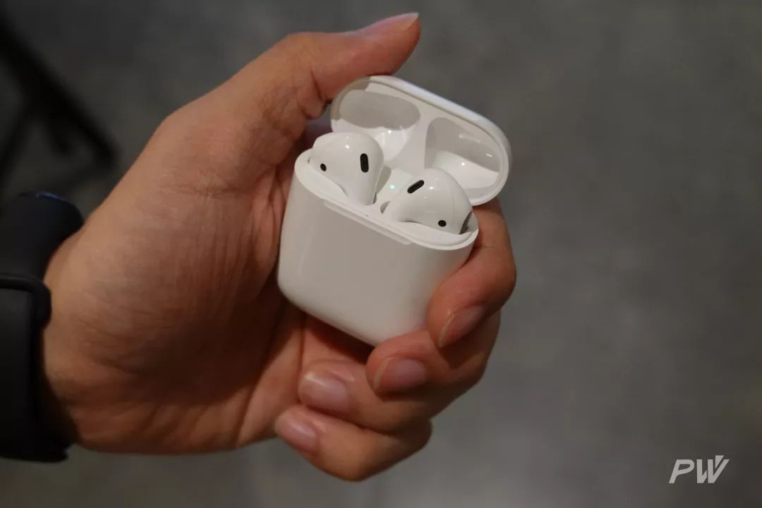 在世界杯球员身上出镜率很高的AirPods， 成了直男们的耳环