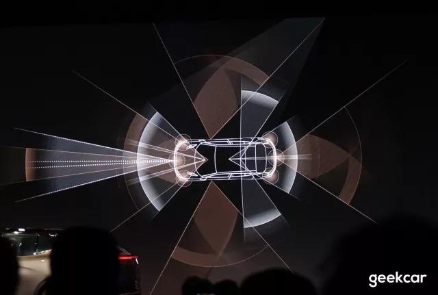 搭载 50 寸「全面屏」的拜腾概念车发布了，透过它，我们看到什么？