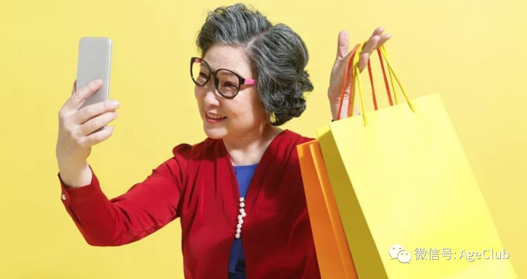 疫情期的中老年众生相：刷快手、云买菜、直播购物，加速适应互联网新生活
