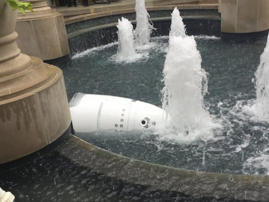 自杀、打乒乓球、一言不合让你变瞎......2017年这些机器人在作怪