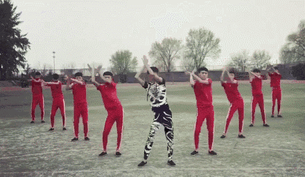 名字:二佬出生年:1994年职业:品牌推广常驻地:贵州"社会摇中万人迷