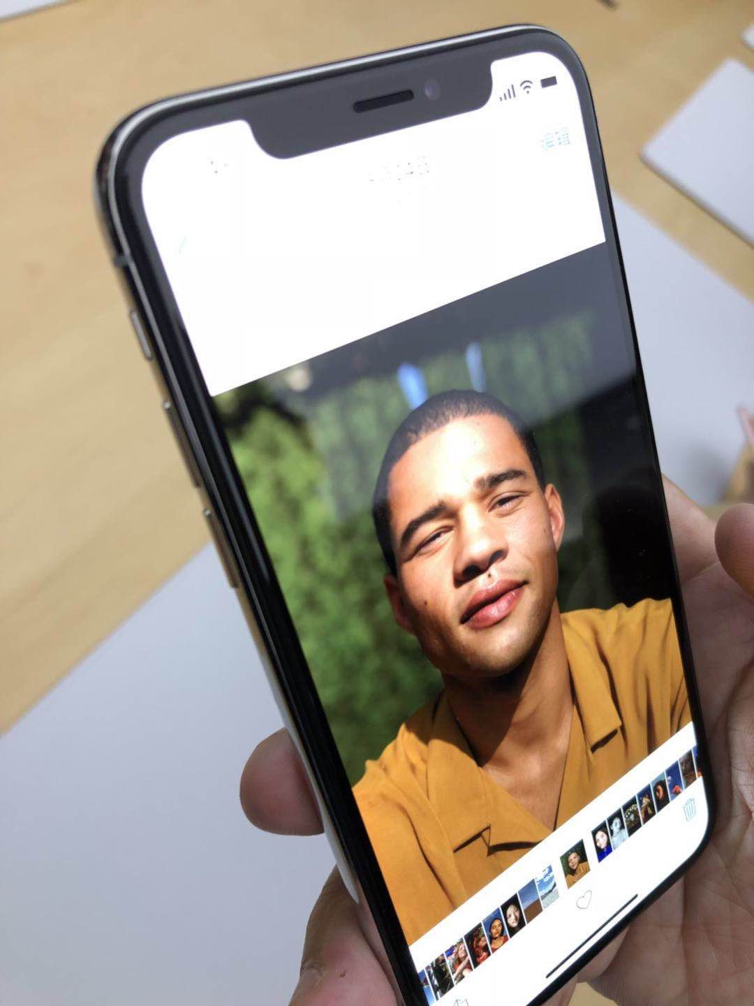 在你们迫不及待的想要拿到iPhone X之前，我们抢先体验了真机