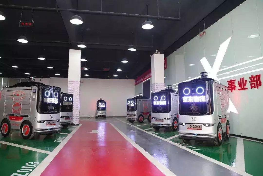 中美自动驾驶商业化对飙：RoboTaxi与无人物流全面竞争