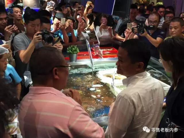 图说 | 马云率阿里高管巡店盒马鲜生“验收”新零售，现场品尝龙虾帝王蟹
