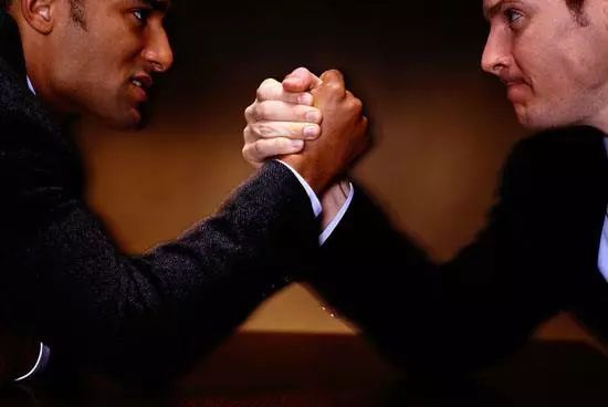 蔡崇信打球、刘炽平“从政”？马云和马化腾背后男人的对决