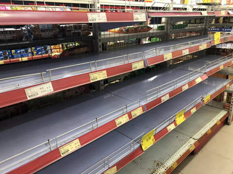 记者实地探访广州部分大型超市及肉菜市场：面条、蔬菜、速冻食品等供应紧张