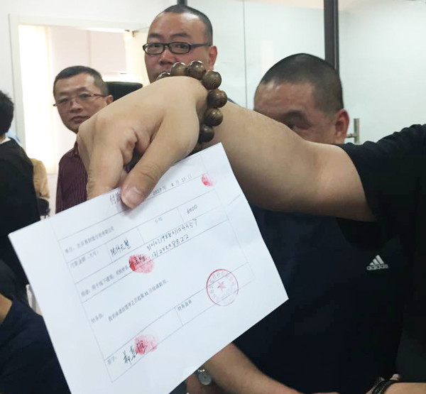 易到北京、上海等地办公处聚集大量前来提现的司机 | 图说