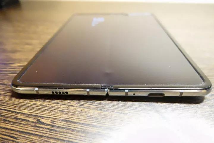 网友拆解三星 Galaxy Fold：内部复杂程度堪比机械手表