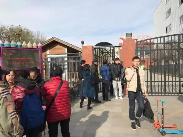 还原真实的“红黄蓝”：愤怒的现场、失控的加盟店、激增的学费，以及更大的危机