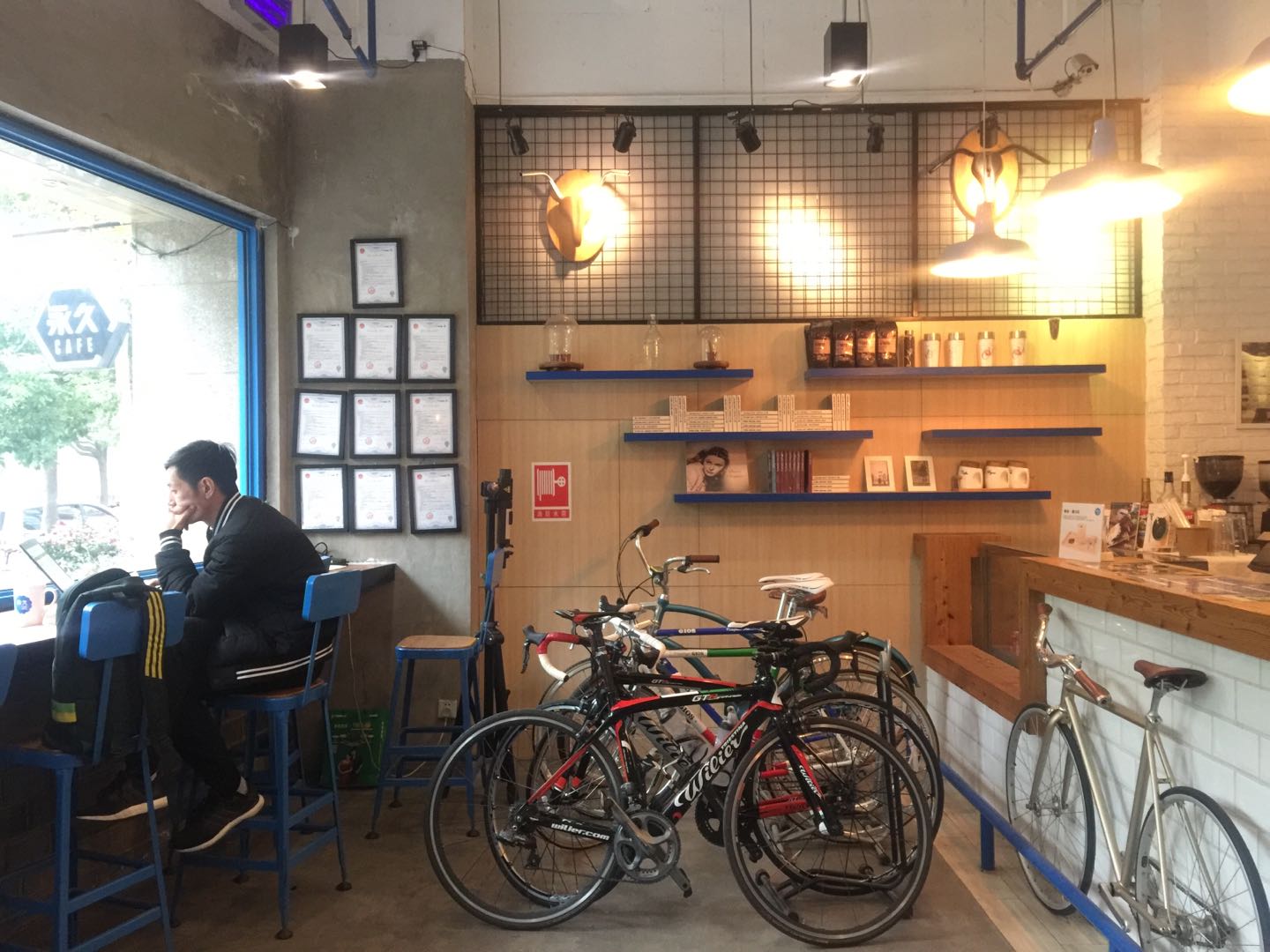 卖自行车的永久悄悄卖起了咖啡，我们去上海的两家门店转了转 | 图说