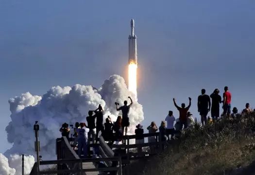 今天所有人把赞美献给马斯克，却忘记2016年爆炸后SpaceX遭遇的诽谤与艰难成长