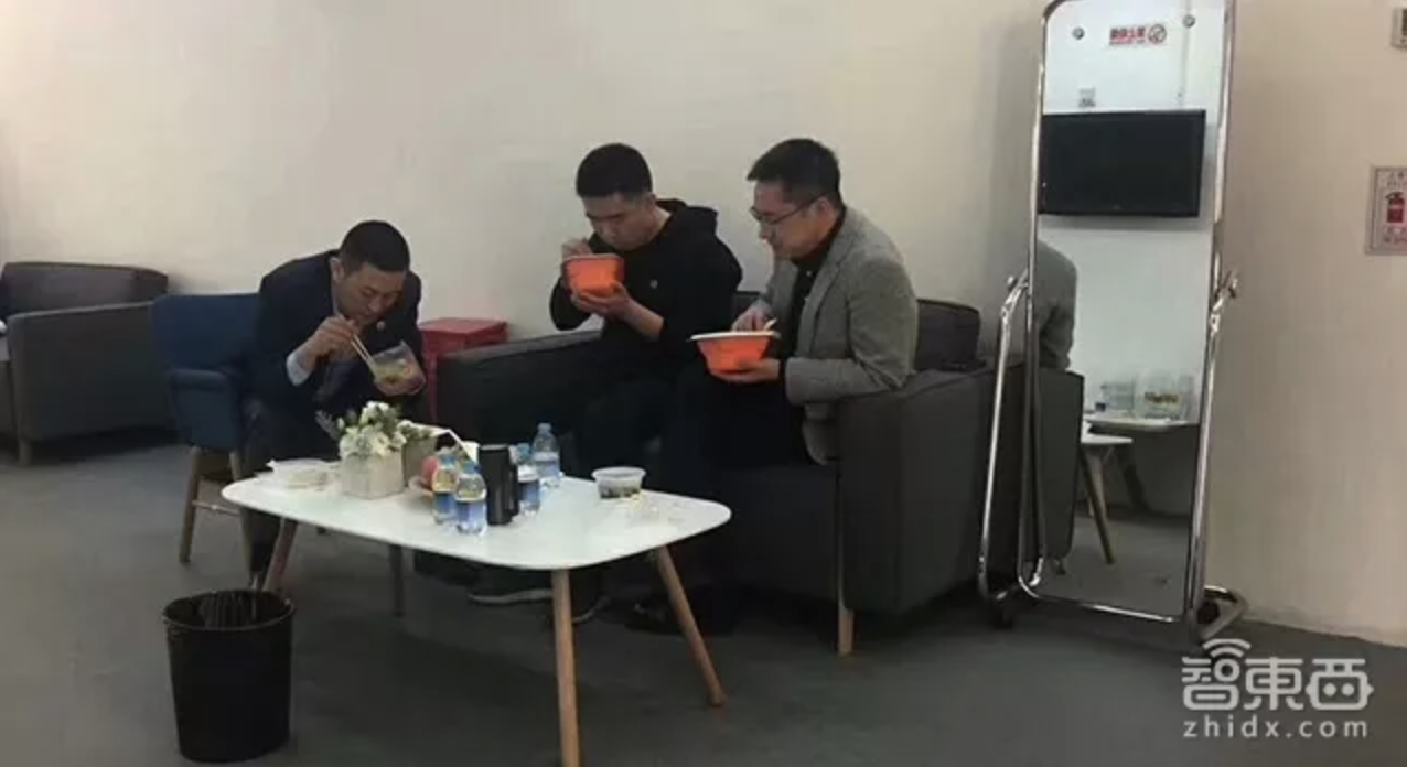 风光背后！五个中年造车男的日常，李斌1日7场会